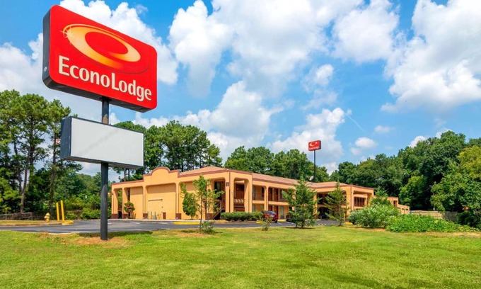 Decatur Cabin | Convenient Econo Lodge with Breakfast and Hot Tub Access