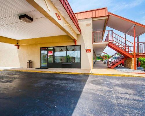 Dyersburg Cabin | Budget-Friendly Econo Lodge: Family-Friendly Comfort Awaits
