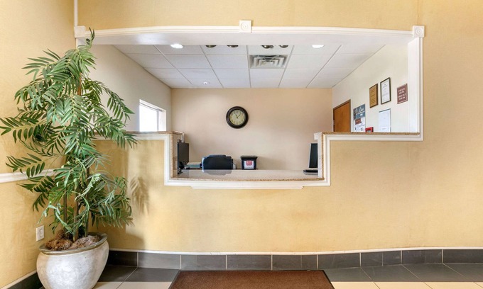 Eutaw Hotel | Budget-Friendly Econo Lodge with Convenient Amenities