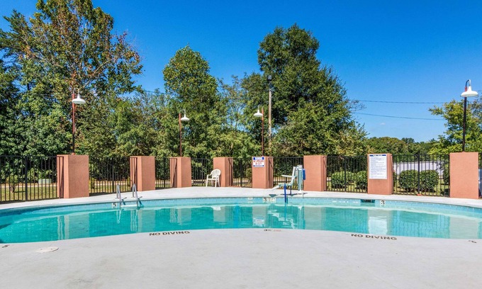 Gastonia Hotel | Cozy Econo Lodge: Family-Friendly with Pool & Breakfast