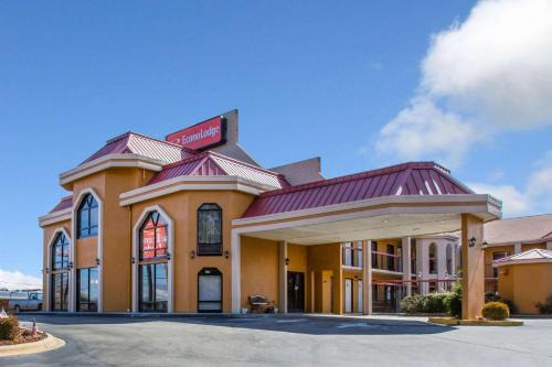 Hendersonville Cabin | Convenient Econo Lodge: Pet-Friendly with Pool Access