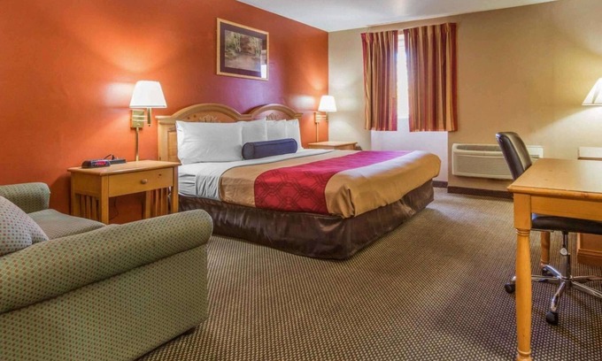 Hermitage Hotel | Budget-Friendly Econo Lodge with Restaurant and Breakfast