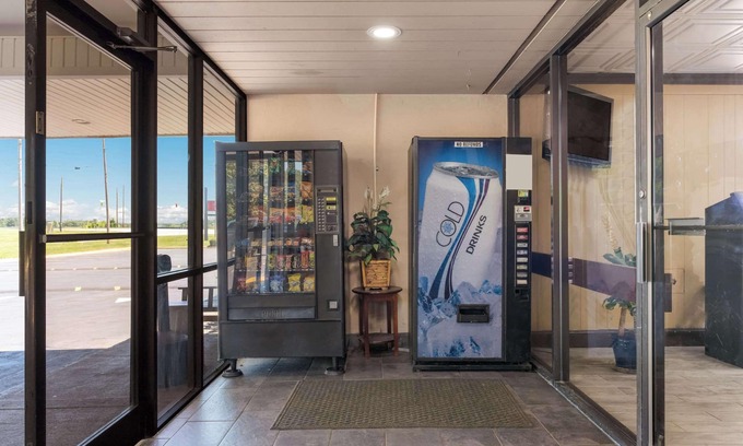 High Point Hotel | Budget-Friendly Econo Lodge: Pools, Spa & Breakfast Included