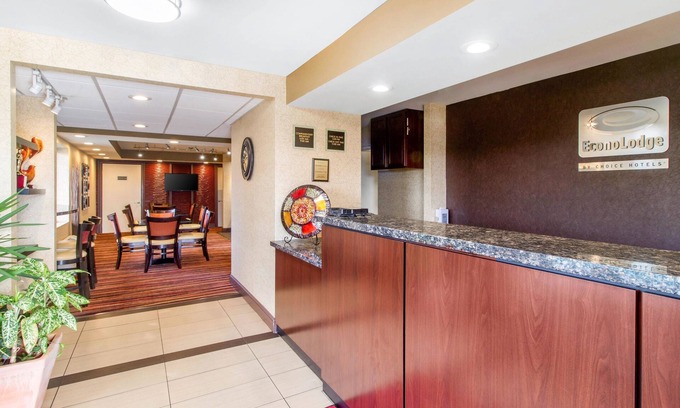 Lenoir City Hotel | Guest Rated Econo Lodge: Pool, Breakfast & Family-Friendly