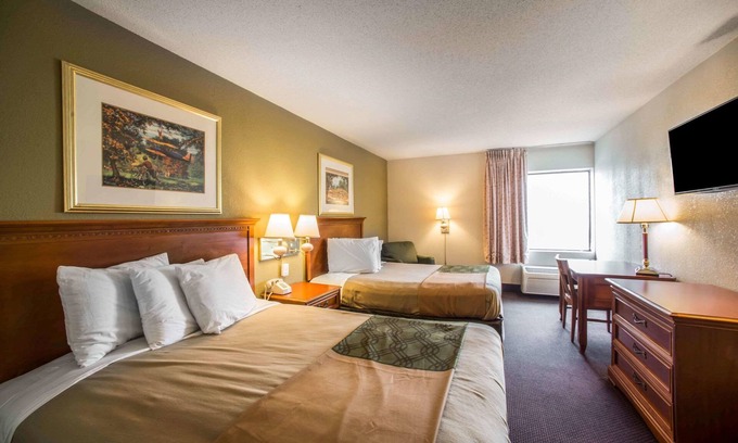 Marion Hotel | Budget-Friendly Econo Lodge: Relax by the Pool & Spa