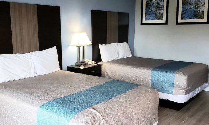 Mineral Wells Hotel | Budget-Friendly Econo Lodge with Family Amenities & Breakfast