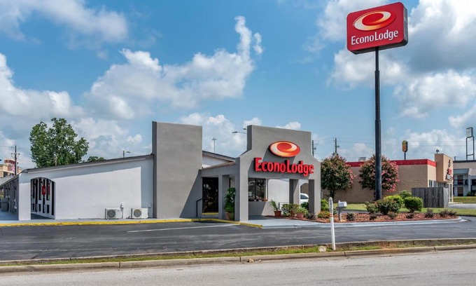 Oxford Cabin | Pet-Friendly Econo Lodge with Ocean View & Great Ratings