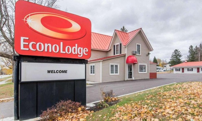 St. Albans Cabin | Budget-Friendly Econo Lodge: Pet & Child Friendly Stay