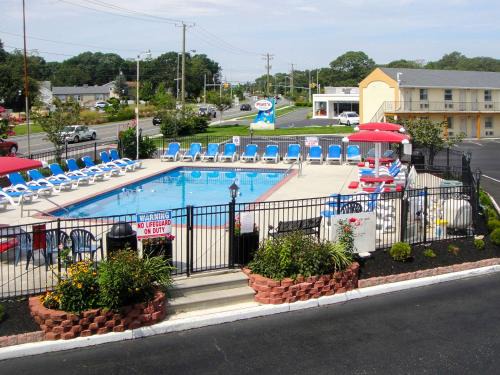 Somers Point Cabin | Cozy Econo Lodge with Pool, Breakfast & Family Amenities