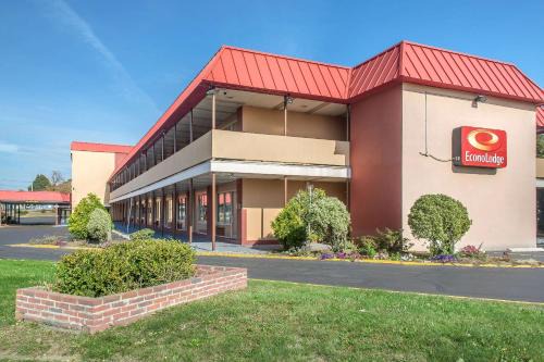 West Haven Cabin | Budget-Friendly Econo Lodge: Family-Ready with Breakfast