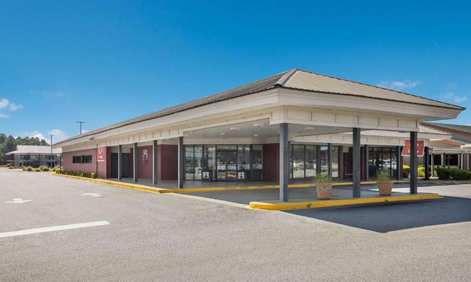 Vidalia Cabin | Beachfront Econo Lodge with Pool & Family-Friendly Amenities