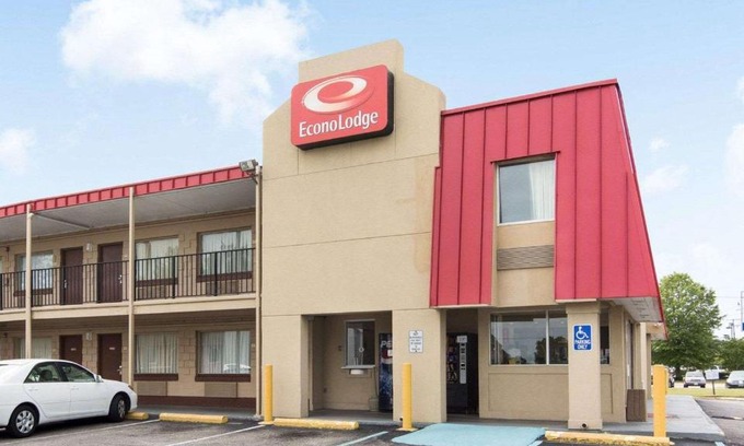 North Central Cabin | Budget-Friendly Econo Lodge Town Center: Pet & Child Friendly