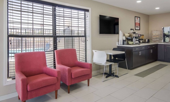 Bellmead Hotel | Comfortable Stay at Econo Lodge Waco North with Pool & Breakfast