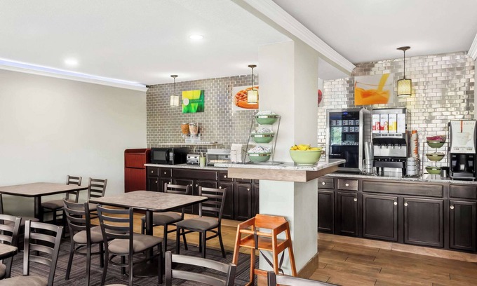 Waynesboro Hotel | Budget-Friendly Econo Lodge Waynesboro with Pool & Dining
