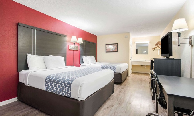 Waynesville Hotel | Budget-Friendly Econo Lodge with Pool & Breakfast Options