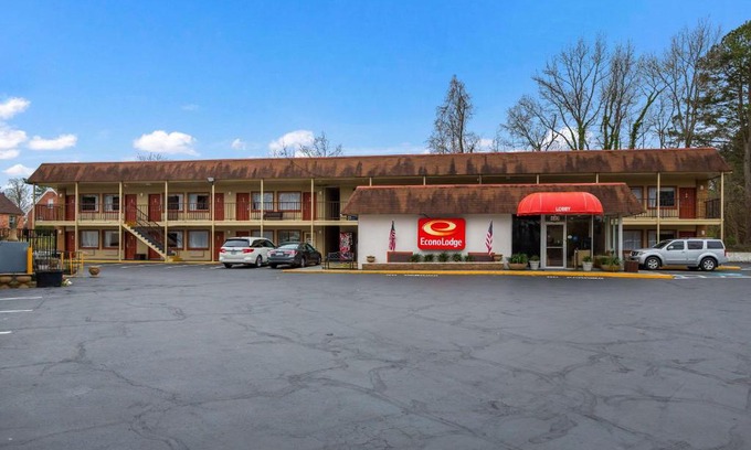 Williamsburg Cabin | Budget-Friendly Stay at Econo Lodge Historic Area with Pool