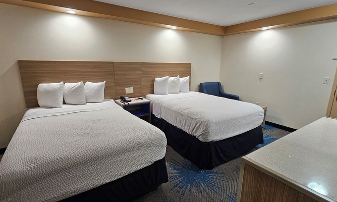Iselin Hotel | Convenient Days Inn by Wyndham in Iselin with Breakfast