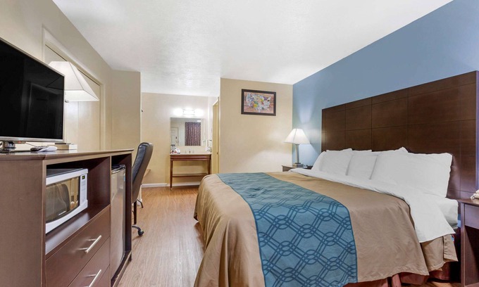 Woodstock Hotel | Budget-Friendly Econo Lodge Woodstock with Family Amenities