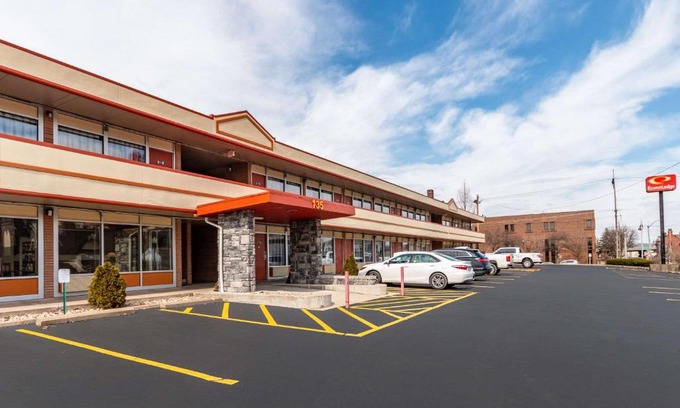 Zanesville Cabin | Budget-Friendly Econo Lodge: Perfect for Families and Pets