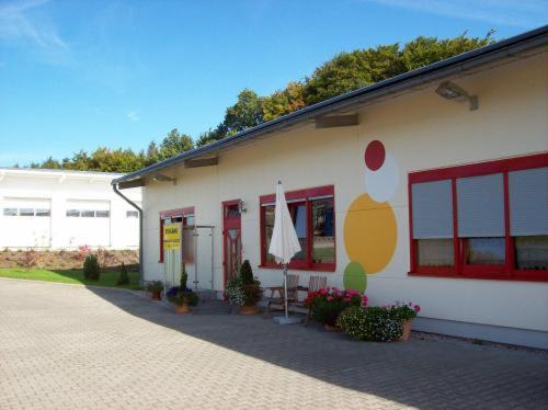 Buechenbeuren House | Budget-Friendly Stay at Econo Motel Goelzer with Kitchen