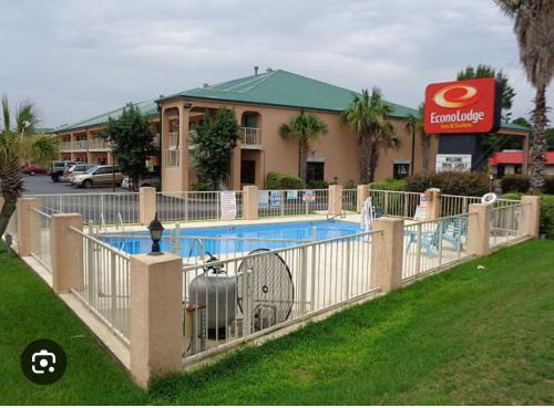 Albany Hotel | Comfortable Stay at Econolodge Inn & Suites with Hot Tub