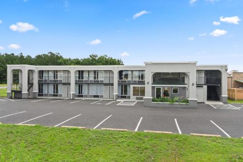 Andalusia Hotel | Budget-Friendly Econolodge with Oceanfront Views & Pool