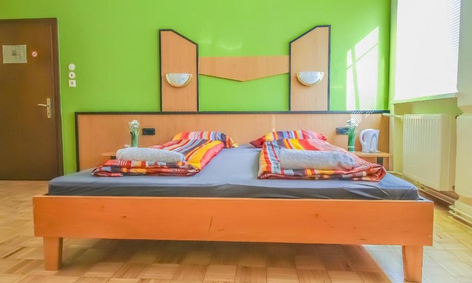 Rudolfsheim-Funfhaus Apartment | Budget-Friendly Studio for 2 with Child-Friendly Amenities