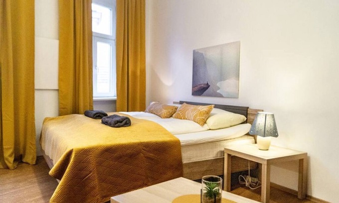Rudolfsheim-Funfhaus Apartment | Budget-Friendly Apartment with Kitchen, Perfectly Connected