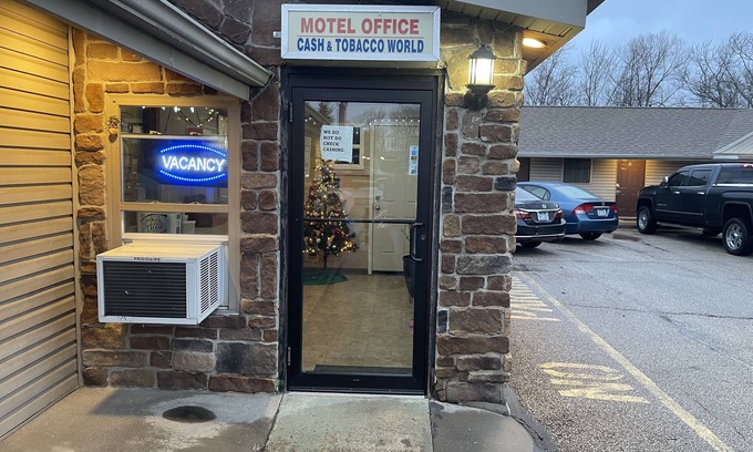 Edgewood Hotel | Budget-Friendly Economy Inn and Suites in Ashtabula
