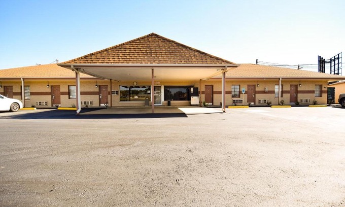 Beebe Hotel | Budget-Friendly Stay at Economy Inn Beebe - Pet & Child Friendly