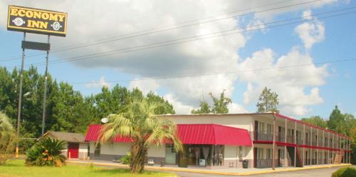 Hardeeville Hotel | Budget-Friendly Stay at Economy Inn with Pet & Child Amenities