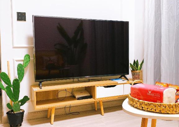 Long Hung Apartment | Discover Ecopark: Family-Friendly Homestay with Pool