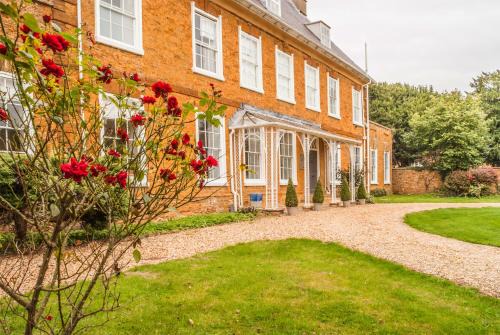 Earls Barton House | Discover Ecton House: Family-Friendly & Accessible Comfort