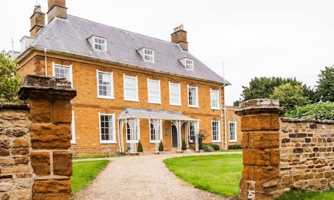 Earls Barton Hotel | Cozy Ecton House - Palmer Suite Near Silverstone, Breakfast Included