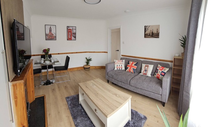 Alibon House | EcuaStay New Luxurious 4 Bedroom Home with Garden and parking