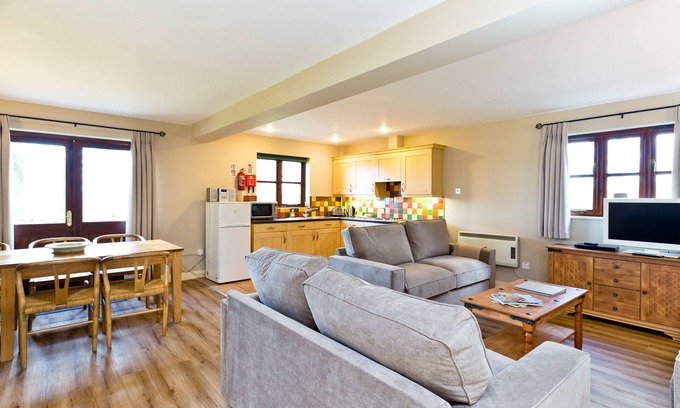 Knockerdown Apartment | Cozy Edale Cottage with Shared Pool and Breakfast Included