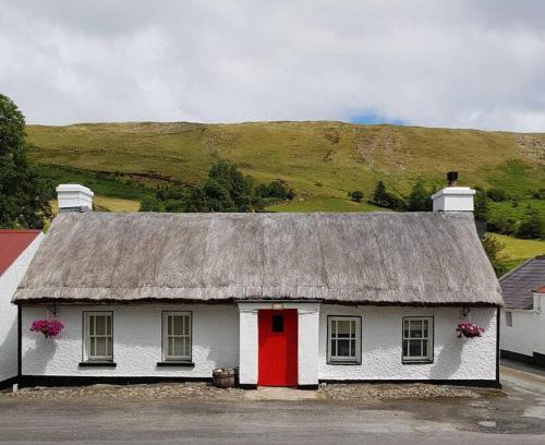 Inishowen Apartment | Family-Friendly Eddie's Roadside Thatched Cottage Awaits You