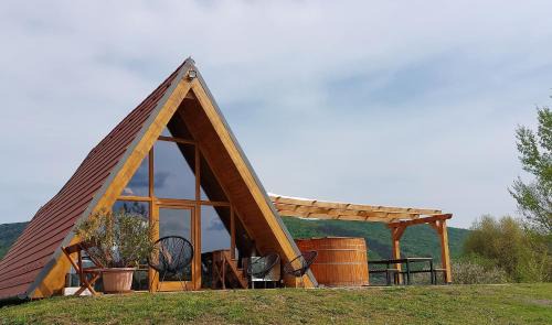 Szogliget Apartment | Discover Edelin Lake House: Pet-Friendly Retreat with Hot Tub