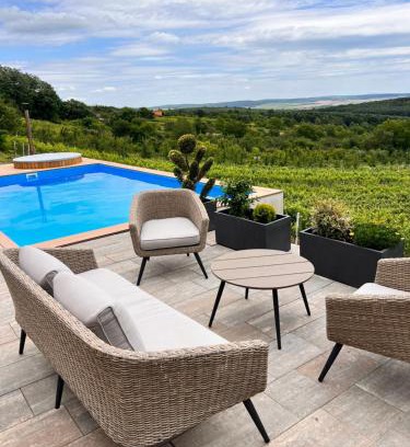 Edeleny Apartment | Perfect Getaway at Edelin Wine House with Oceanfront Views
