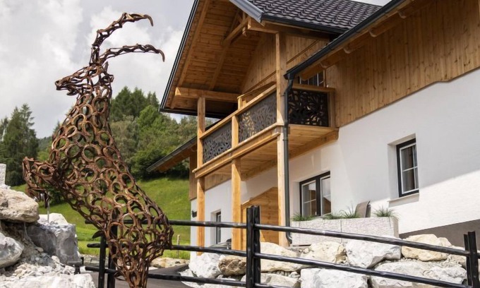 Fanning Apartment | Lake View Retreat: 2 Bedrooms with Spa and Kitchen