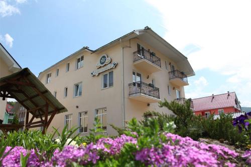 Polyana Hotel | Discover Edelweiss: Pet-Friendly Retreat with Hot Tub