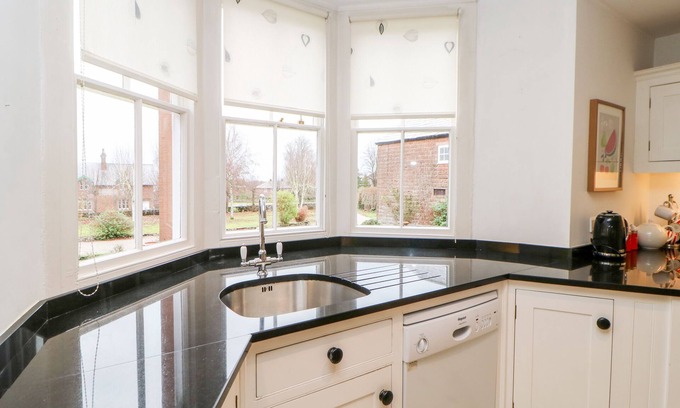 Penrith Cottage | Family-Friendly Retreat at Eden House with Pool & Breakfast
