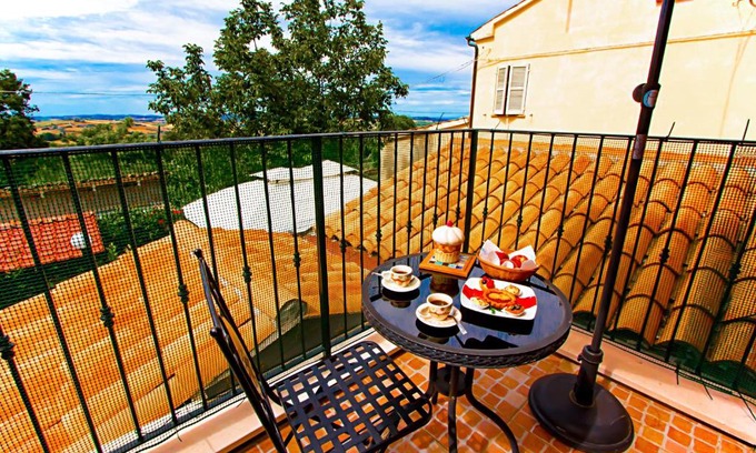 Cartoceto Bed & Breakfast | Discover Eden Lilli B&B: Pet-Friendly Retreat with Hot Tub
