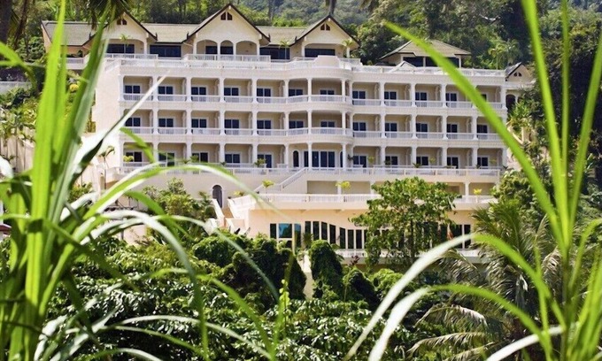 Karon Apartment | Idyllic Eden Resort: Oceanfront Bliss with Family Amenities