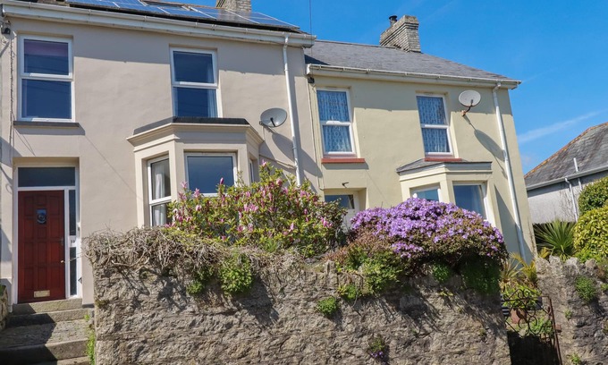 Par House | Pet-Friendly Eden Retreat with Garden in Par