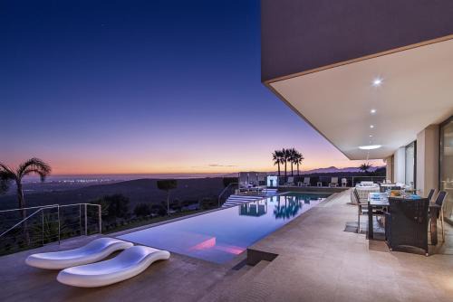 Puntiro Villa | Discover Eden Roc: 4-Star Oceanfront Paradise with Spa
