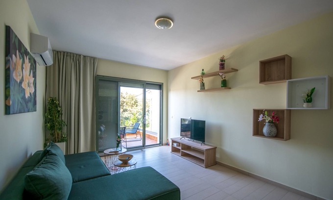 Petaloudes Apartment | Bright Eden's Sunflower Apartment with Sea View & Breakfast