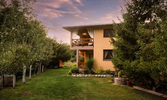 Zenica-Doboj Canton Apartment | Stunning Eden Visoko: Oceanfront Stay with Breakfast