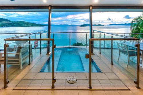 Hamilton Island Apartment | Oceanfront Edge Penthouse on Hamilton Island with Pool