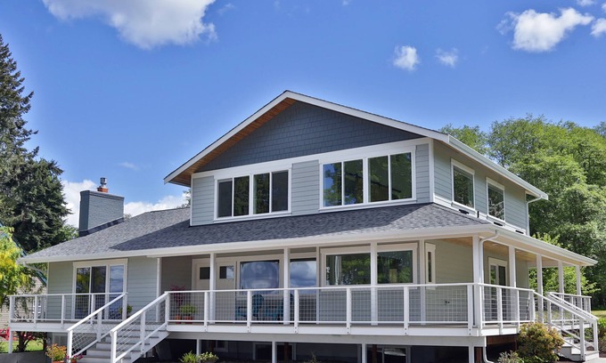 Langley House | Edgecliff Getaway - Walk to Langley with Water Views